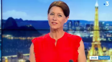 The shirt round neck fluid, loose cut that is adorned with ruffles on each side of the armholes of Carole Gaessler in 19/20 the 09.07.2020