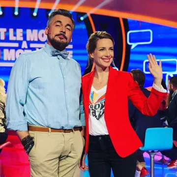 El blazer rojo liso de Sidonie Bonnec en su cuenta de Instagram @sidoniebonnec
