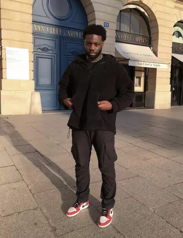 Le pantalon cargo noir de Lonni sur son compte Instagram @lonnizer