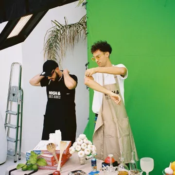 The glasses frame and transparent glass yellow JeanJass on his account Instagram @jeanjass