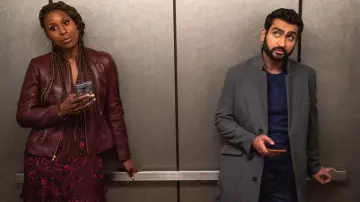 La robe A.L.C. portée par Leilani (Issa Rae) dans The Love Birds