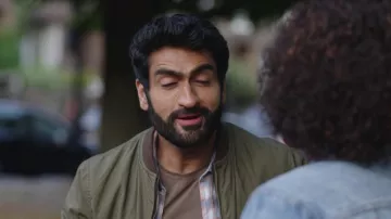 La chaqueta bomber caqui Wallace & Barnes x J.Crew usada por Jibran (Kumail Nanjiani) en The Love Birds