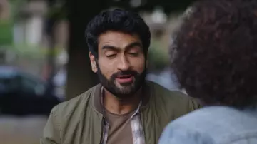 Le blouson bomber kaki Wallace & Barnes x J.Crew porté par Jibran (Kumail Nanjiani) dans The Love Birds