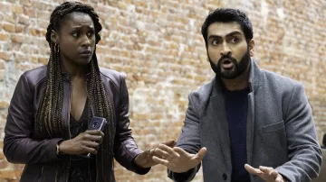 El abrigo de lana gris usado por Jibran (Kumail Nanjiani) en The Love Birds