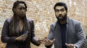 Le manteau gris en laine porté par Jibran (Kumail Nanjiani) dans The Love Birds
