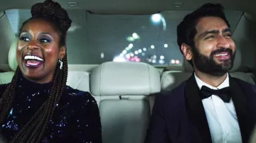 La chaqueta de esmoquin púrpura que lleva Jibran (Kumail Nanjiani) en The Love Birds