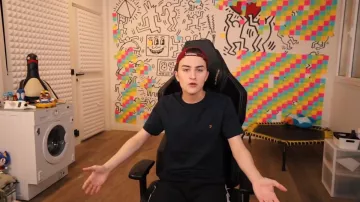 The t-shirt-blue Farah carried by HugoPosay in the video I have discovered the secret of comments YouTube