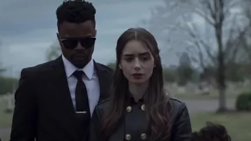 The trench coat in leather Versace worn by Lauren Monroe (Lily Collins) in Succession