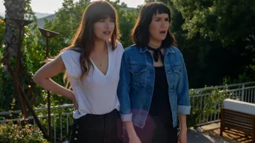 The black jeans J Brand worn by Maggie Sherwoode (Dakota Johnson) in The voice of success