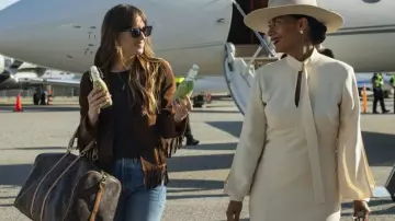 The travel bag Louis Vuitton Maggie Sherwoode (Dakota Johnson) in The voice of success