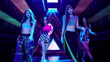 Pantalones de sudor de banda de neón de Lisa en el clip DU-DU du de Blackpink