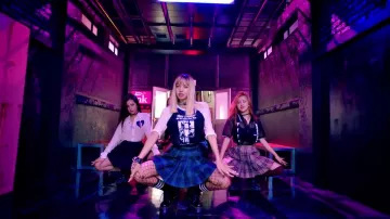 The skirt tartan Lisa in the clip Boombayah of BLACKPINK
