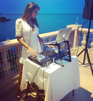 The short dress embroidered openwork collar cross skirt embellished with buttons, Karine Ferri on his account Instagram @karineferri