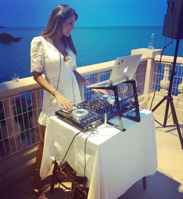 La robe courte brodée ajourée, col croisé, jupe ornée de boutons de Karine Ferri sur son compte Instagram @karineferri