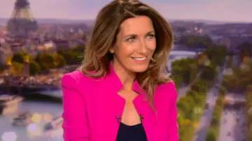La veste slim fuch­sia sans fer­me­ture de Anne-Claire Coudray dans Le Journal de 20 heures de TF1 le 10.07.2020