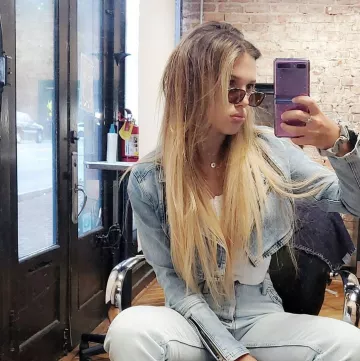 Teléfono inteligente Samsung Galaxy Z Flip utilizado por Millie Bobby Brown en su cuenta de Instagram @milliebobbybrown