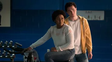 Jaune Sweat Capuche Veste portée par Rick Tyler (Cameron Gellman) comme on le voit dans Stargirl (Saison 1 Épisode 9)