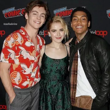 Le pantalon gris à rayures de Ross Lynch sur un post Instagram @ehpo.urquoipas