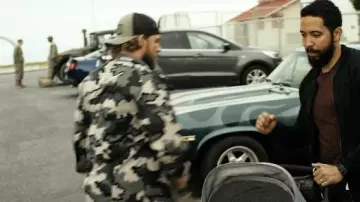 La chaqueta de camuflaje usada por Clay Spenser (Max Thieriot) en la serie SEAL Team (S01E22)