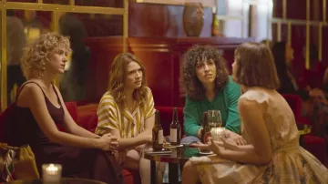 La chemise courte rayée jaune moutarde à nouer portée par Valeria (Diana Gómez) dans la série Valeria 