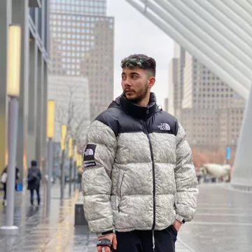 The Supreme X The North Face down jacket usada por Okan en la cuenta de Instagram de @sostyle_off 