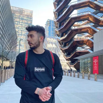 La camiseta con el logotipo de la caja Supreme usada por Okan en la cuenta de Instagram de @sostyle_off 