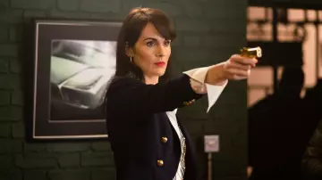 Le blazer Balmain porté par Rosalind Pearson (Michelle Dockery) dans The Gentlemen