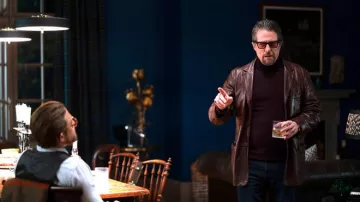 Les lunettes de soleil Ray-Ban de Fletcher (Hugh Grant) dans The Gentlemen