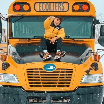 La doudoune The North Face jaune portée par InoxTag sur son compte Instagram @inoxtagytb 