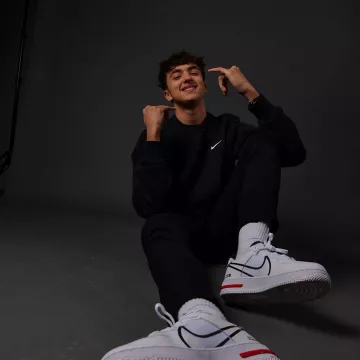 La paire de sneakers Nike Air Force One low react portée par Inoxtag sur son compte Instagram @inoxtagytb 