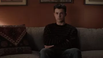Le pull rayé AllSaints porté par Clay Jensen (Dylan Minnette) dans 13 Reasons Why (Season 4 Épisode 5)