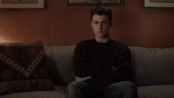 Le pull rayé AllSaints porté par Clay Jensen (Dylan Minnette) dans 13 Reasons Why (Season 4 Épisode 5)