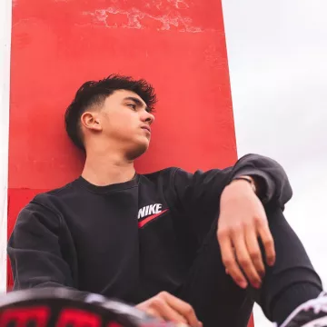 Le sweatshirt Nike X Supreme  porté par Inoxtag sur son compte Instagram @inoxtagytb 