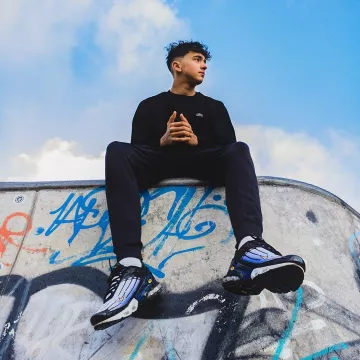 Le sweatshirt Lacoste noir porté par Inoxtag sur son compte Instagram @inoxtagytb 