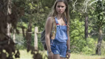 Combinaison en coton denim portée par Amma Crellin (Eliza Scanlen) dans Sharp Objects (saison 1, épisode 3)