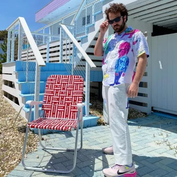 La chaise Supreme  de Max Miller sur son compte Instagram @miller 