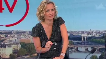 Vestido midi de lunares negros de Caroline Roux en Télématin les 4 Vérités el 13.07.2020