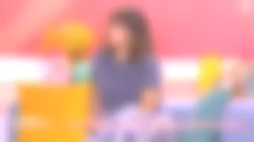 The t-shirt navy with jewel buttons on the shoulders of Faustine Bollaert in It starts today the 13.07.2020