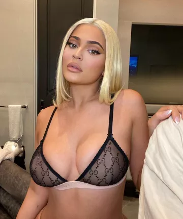 El conjunto de bragas y sujetador monogramado que usó Kylie Jenner en su cuenta de Instagram @kyliejenner
