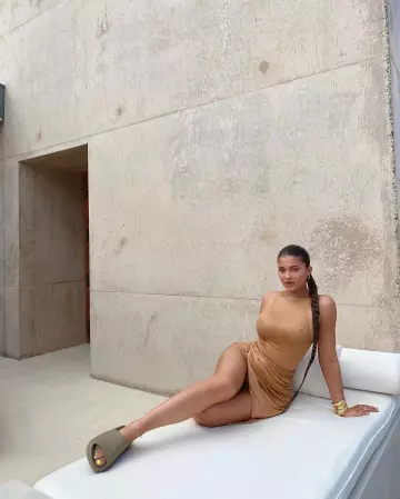 Les claquettes Yeezy Slide Earth Brown portées par Kylie Jenner sur son compte Instagram @kyliejenner