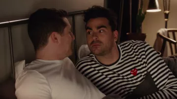 Camiseta de corazón a rayas blancas y azul marino usada por David Rose (Daniel Levy) en Schitt's Creek (S06E02)