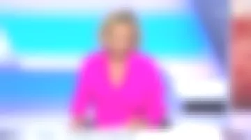 Camisa de medio cuerpo anudada rosa neón de Caroline Roux en C dans l'air el 13.07.2020