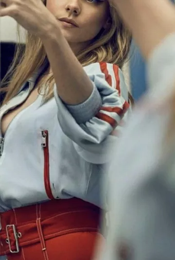 The jacket blue sky with red stripes of Ester Expósito on a post-Instagram