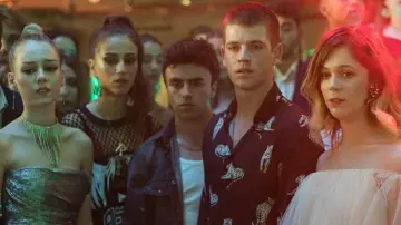 Silver Chains worn by Samuel Garcia (Itzan Es­camil­la) in Elite TV series (Season 3 Episode 1)