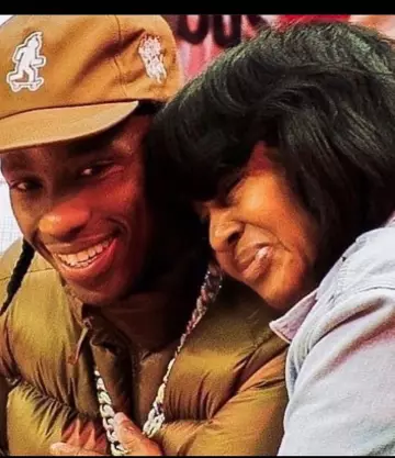 La casquette Tra­vis Scott Cac­tus Jack Skate Hat in Brown porté par Travis Scott sur son compte Instagram @travisscott