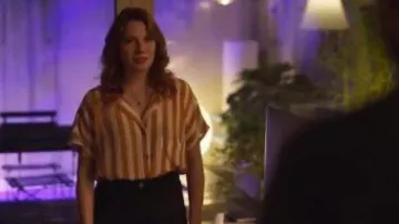 La jupe en jean noire portée par Valeria (Diana Gómez) dans la série Valeria (Saison 1)