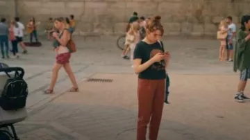 Le t-shirt noir à motif Mojave Sundown porté par Valeria (Diana Gómez) dans la série Valeria (Saison 1)