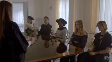 Cinturón dorado y negro usado por Winter Anderson (Billie Catherine Lourd) en American Horror Story (S08E04)