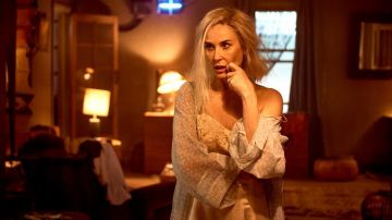 Kimono blanc porté par Linda (Demi Moore) dans " Brave New World (Saison 1)