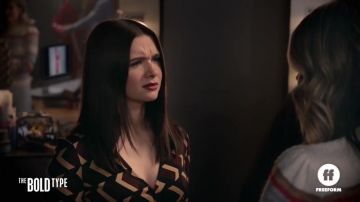El vestido de seda de media longitud que Diane von Furstenberg lució Jane Sloan (Katie Stevens) en Of Those Who Dare (S04E14)